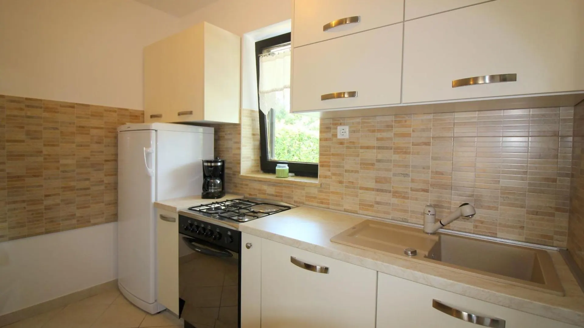 Ferienhaus Pinia In Strandnaehe Mit Garten Πόρετς Κροατία