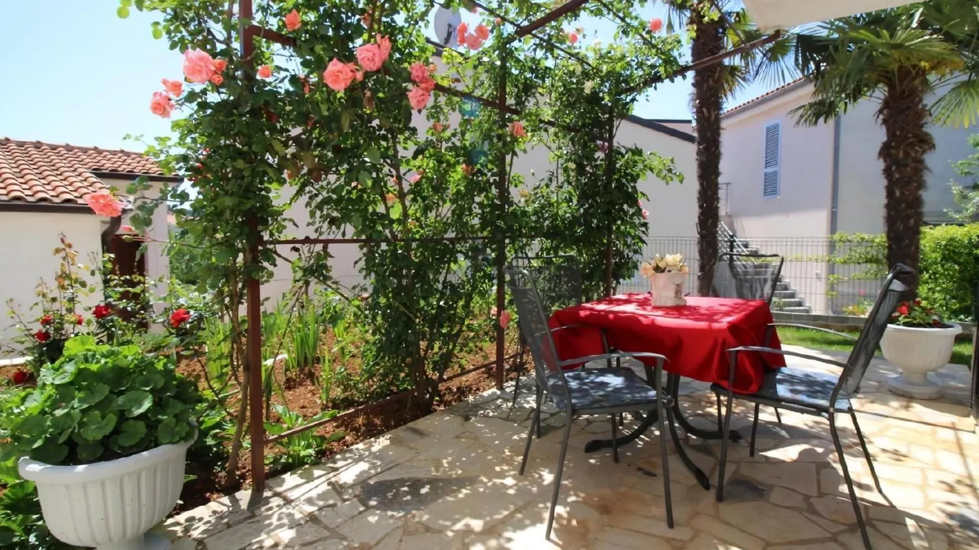Ferienhaus Pinia In Strandnaehe Mit Garten Porec
